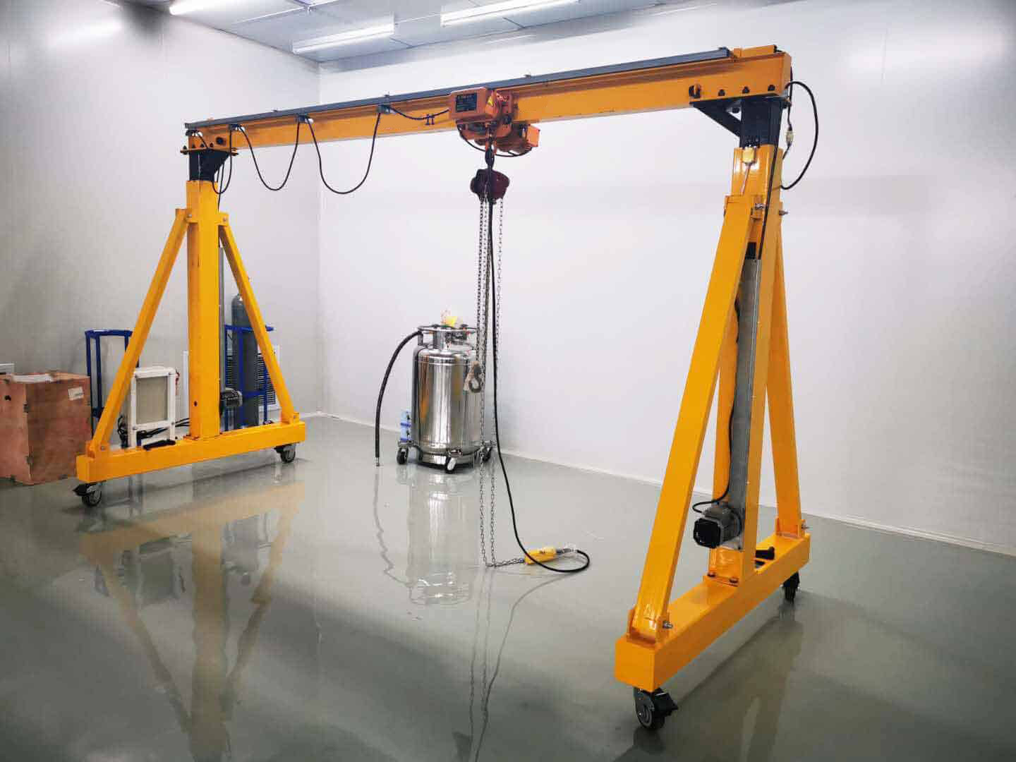 Adjustable height gantry crane