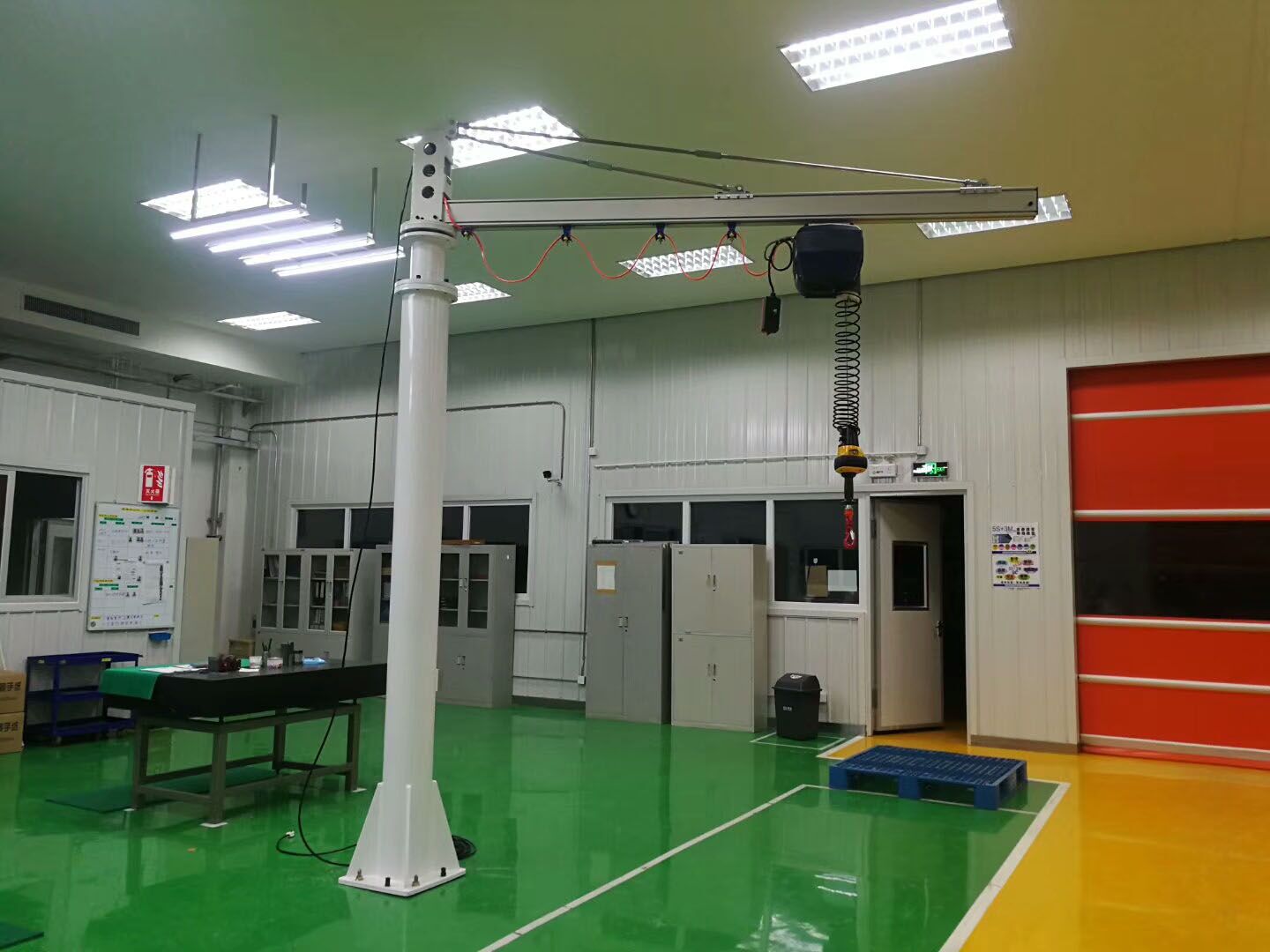 Light hand operated jib crane