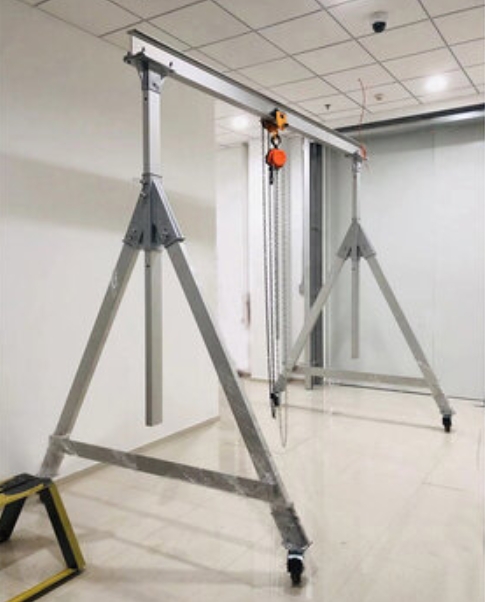 Light mobile gantry crane